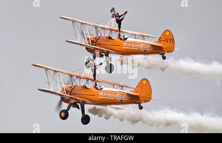 AeroSuperBatics Wingwalkers effettuando al 2019 Duxford Air Festival Foto Stock