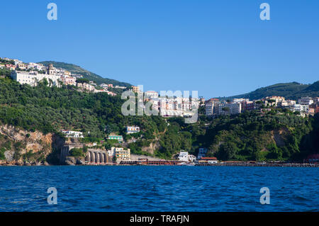 La Costiera Amalfitana presso la Baia di Napoli tra Napoli e Sorrento in Italia meridionale. Foto Stock