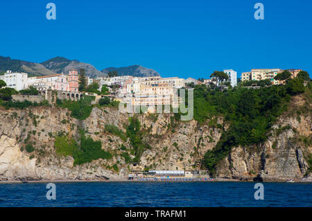 La Costiera Amalfitana presso la Baia di Napoli tra Napoli e Sorrento in Italia meridionale. Foto Stock