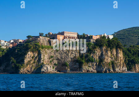 La Costiera Amalfitana presso la Baia di Napoli tra Napoli e Sorrento in Italia meridionale. Foto Stock