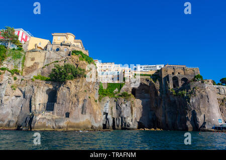 La Costiera Amalfitana presso la Baia di Napoli tra Napoli e Sorrento in Italia meridionale. Foto Stock