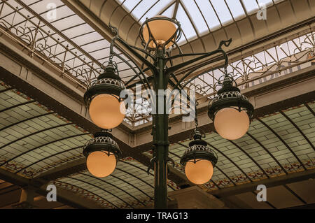 Art Nouveau e lampada da soffitto di vetro in un vecchio edificio, a Bruxelles. Vibrante e accogliente città e capitale del Belgio. Foto Stock