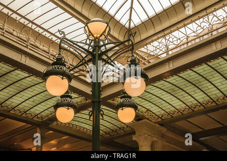 Art Nouveau e lampada da soffitto di vetro in un vecchio edificio, a Bruxelles. Vibrante e accogliente città e capitale del Belgio. Foto Stock