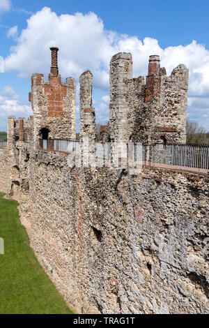 Framlingham Castle è un castello in città mercato di Framlingham nel Suffolk in Inghilterra. Un inizio di motte e bailey o ringwork castello normanno costruito Foto Stock