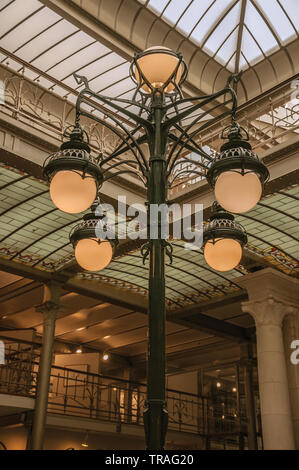 Art Nouveau e lampada da soffitto di vetro in un vecchio edificio, a Bruxelles. Vibrante e accogliente città e capitale del Belgio. Foto Stock