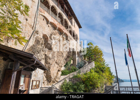 Il Lago Maggiore, Italia. Eremo di Santa Caterina del Sasso (XIII sec.). Foto Stock