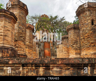 Cham torri furono costruite intorno al 780 D.C. e situato nel medievale principato di Kauthara, moderno vicino a Nha Trang in Vietnam. Foto Stock