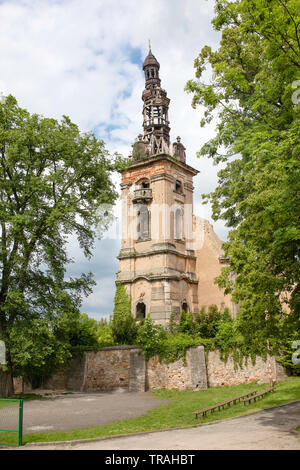 La rovina della chiesa nel piccolo villaggio 'Twardocice" (antico nome tedesco: Harpersdorf). Foto Stock