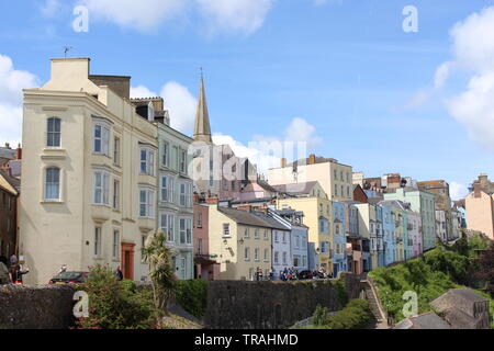 Una fotografia di colorate case e edifici di Tenby, Pembrokeshire, Galles. Vita costiera, l'industria della pesca. Pembrokeshire destinazione di vacanza. Foto Stock