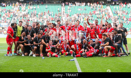 01.06.2019 Twickenham, Inghilterra. Saraceni sollevare il trofeo dopo la loro 37 a 34 la vittoria nella Finale di Premiership 2019 gioco tra Exeter Rugby e Saraceni RFC. © Phil Hutchinson/Alamy Foto Stock