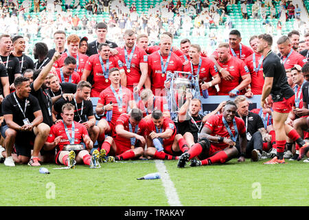 01.06.2019 Twickenham, Inghilterra. Saraceni sollevare il trofeo dopo la loro 37 a 34 la vittoria nella Finale di Premiership 2019 gioco tra Exeter Rugby e Saraceni RFC. © Phil Hutchinson/Alamy Foto Stock