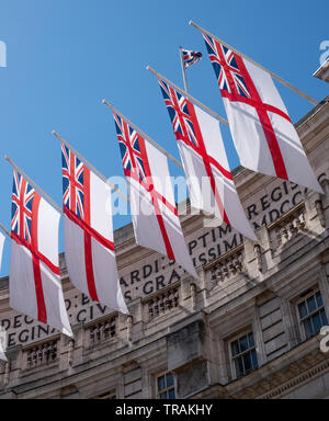 Navale britannica di alfiere bianco bandiere della Admiralty Arch, edificio costruito nel memoriale alla regina Victoria, tra il Mall e Trafalgar Square. Foto Stock