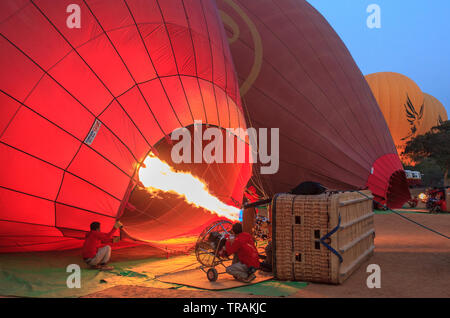 Gonfiare i palloncini, Bagan Foto Stock