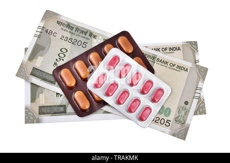 Azienda farmaceutica concetto. Cassa e pillole con rupie indiane. Foto Stock