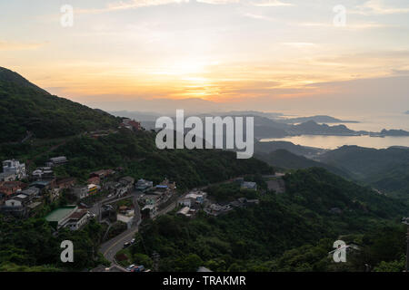 Paesaggio di Jiufen città vecchia al crepuscolo in Taipei, Taiwan. Foto Stock