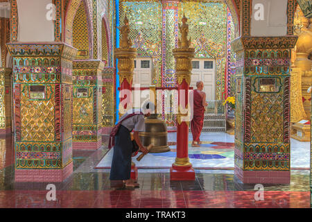 Campanello squilla in Su Taung pagoda Pyaae, Mandalay Foto Stock