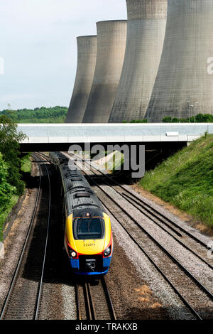 East Midlands classe 222 Meridian treno diesel passando Ratcliffe Power Station, Nottinghamshire, England, Regno Unito Foto Stock