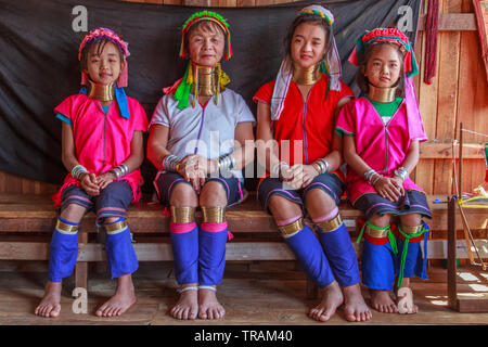 Kayan Lahwi madre con le sue tre figlie Foto Stock