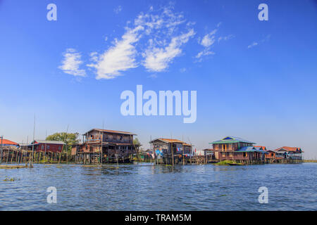 Villaggio galleggiante sul Lago Inle, Myanmar Foto Stock