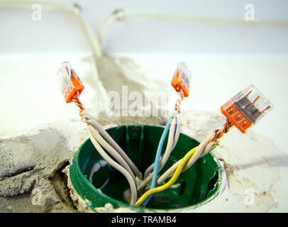 Cablaggio elettrico nella scatola di contatto con morsettiere Foto Stock