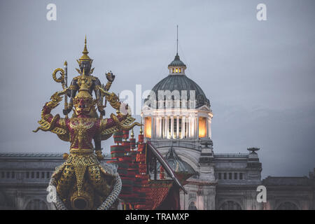 Amphorn Satharn Villa Bangkok Thailandia Dicembre 2018 Royal Barge Suphannahong Garuda è mostrato per riprodurre il perfermance in winter festival a Bangkok P Foto Stock