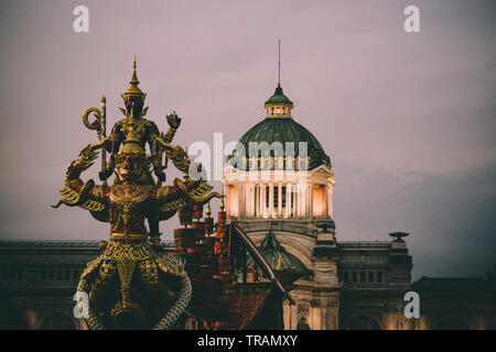 Amphorn Satharn Villa Bangkok Thailandia Dicembre 2018 Royal Barge Suphannahong Garuda è mostrato per riprodurre il perfermance in winter festival a Bangkok P Foto Stock