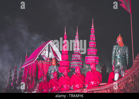 Amphorn Satharn Villa Bangkok Thailandia Dicembre 2018 Royal Barge Suphannahong Garuda è mostrato per riprodurre il perfermance in winter festival a Bangkok P Foto Stock