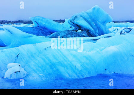 Vista di Jokulsarlon laguna glaciale presso il Vatnajokull parco nazionale in Islanda su una mattinata nebbiosa d'inverno. Foto Stock