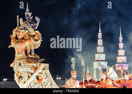 Amphorn Satharn Villa Bangkok Thailandia Dicembre 2018 Royal Barge Suphannahong Garuda è mostrato per riprodurre il perfermance in winter festival a Bangkok P Foto Stock