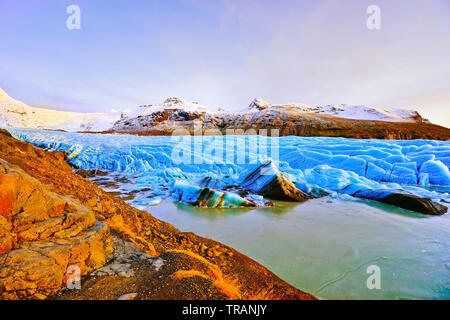 Vista del ghiacciaio Svinafellsjokull presso il Vatnajokull parco nazionale in Islanda al tramonto. Foto Stock