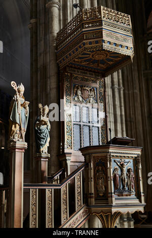 La Cattedrale di Canterbury in Canterbury Kent, è una delle più antiche e famose strutture cristiane in Inghilterra. Essa fa parte di un sito del Patrimonio Mondiale. Foto Stock