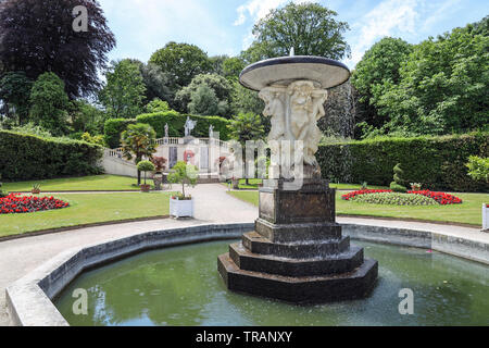 Fontana nel giardino italiano a Mount Edgcumbe Park Cornwall Estate 2019 Foto Stock