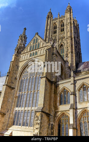 La Cattedrale di Canterbury in Canterbury Kent, è una delle più antiche e famose strutture cristiane in Inghilterra. Essa fa parte di un sito del Patrimonio Mondiale. Foto Stock