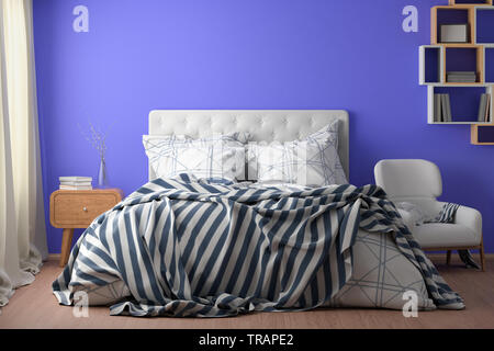 Blue interiore camera da letto con letto matrimoniale, scaffale, comodino, poltrona. Il rendering 3D. Foto Stock