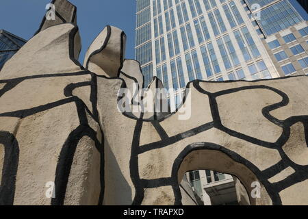 Monumento di bestia permanente è una scultura da Jean Dubuffet nella parte anteriore del Helmut Jahn progettato James R. Thompson Center nel Loop area comunitaria Foto Stock