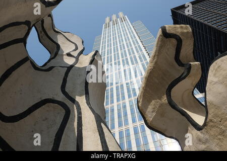 Monumento di bestia permanente è una scultura da Jean Dubuffet nella parte anteriore del Helmut Jahn progettato James R. Thompson Center nel Loop area comunitaria Foto Stock