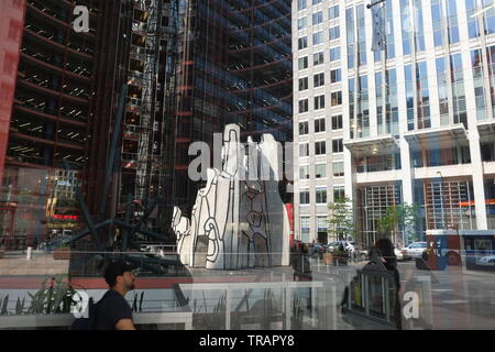 Monumento di bestia permanente è una scultura da Jean Dubuffet nella parte anteriore del Helmut Jahn progettato James R. Thompson Center Foto Stock