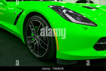 Sankt-Petersburg, Russia, luglio 21, 2017: vista frontale di un verde Chevrolet Corvette Z06. Auto dettagli degli esterni. Foto Stock