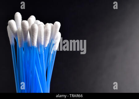 Set di tamponi di cotone con uno spazio vuoto per il testo Foto Stock