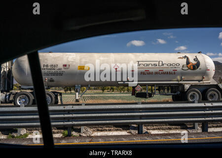 Un semi-camion utilizzati per il trasporto di gas esplosivo viaggia verso l'autostrada vicino, Puebla, Messico, 15 gennaio 2019. AndrEs Manuel Lopez Obrador, il nuovo presidente del Messico, è stato intercettazione di gas nei condotti e utilizzando più trasporto autostradale, nel tentativo di frenare il furto di gas. Lo stato di Puebla è nota per la sua alta quantità di gas illegale il furto. Foto Stock