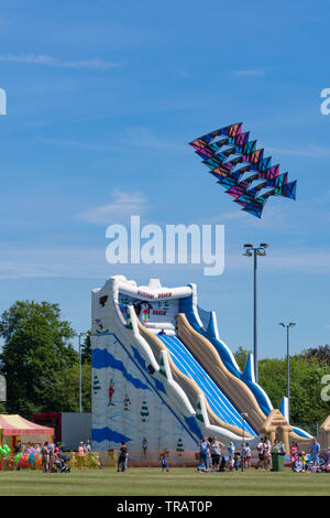 Basingstoke Kite Festival nel mese di giugno 2019, una manifestazione popolare, Hampshire, Regno Unito. Pila di aquiloni volare. Foto Stock