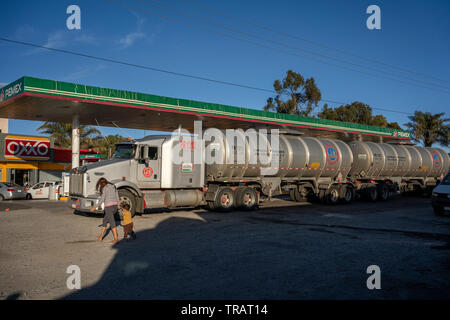 Un semi-camion utilizzati per il trasporto di gas esplosivo parcheggiata di fronte a Pemex gas station, sull'autostrada a Puebla, in Messico, 15 gennaio 2019. AndrS Manuel L-pez Obrador, il nuovo presidente del Messico, è stato intercettazione di gas nei condotti e utilizzando più trasporto autostradale, nel tentativo di frenare il furto di gas. Lo stato di Puebla è nota per la sua alta quantità di gas illegale il furto. Foto di Brett Gundlock per BuzzFeed News Foto Stock