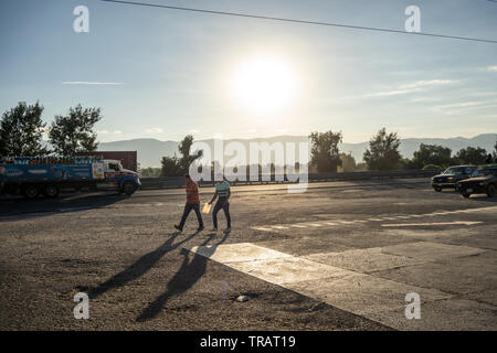 Due uomini a piedi fino a un Pemex gas station, sull'autostrada a Puebla, in Messico, 15 gennaio 2019. Lo stato di Puebla è nota per la sua alta quantità di gas illegale il furto. Foto Stock