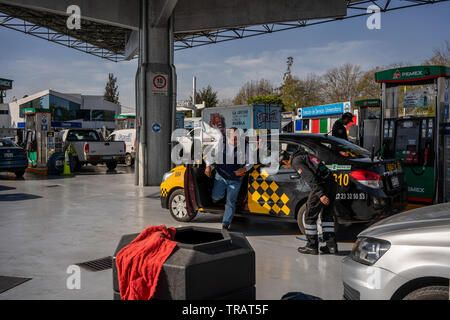 La gente di fare rifornimento di carburante i loro veicoli in corrispondenza di una stazione di rifornimento a Puebla, in Messico, 16 gennaio 2019. Lo stato di Puebla è conosciuto per la sua alta quantità di gas illegale il furto. Foto Stock