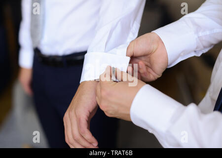 Un uomo d'affari si prepara ad incontrare i clienti Foto Stock