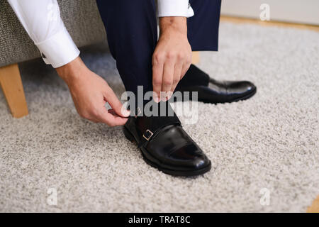 Un uomo d'affari si prepara ad incontrare i clienti Foto Stock