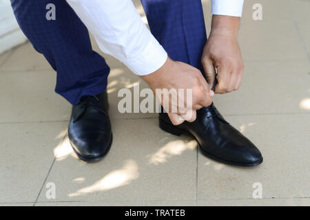 Un uomo d'affari si prepara ad incontrare i clienti Foto Stock