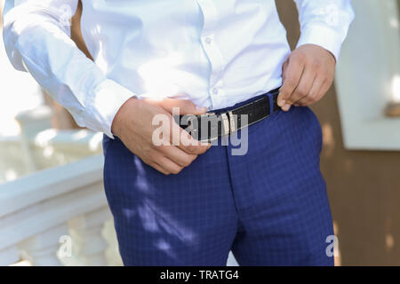 Un uomo d'affari si prepara ad incontrare i clienti Foto Stock