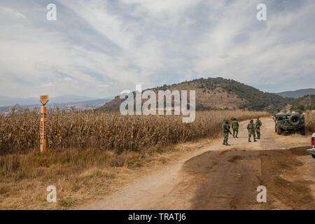 Militare messicano guardia di un sito contaminato, lasciati da gas illegale furto, vicino alla comunità La Preciosita, Puebla, Messico, 16 gennaio 2019. Lo stato di Puebla è nota per la sua alta quantità di gas illegale il furto. Foto di Brett Gundlock per BuzzFeed News Foto Stock