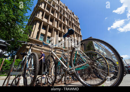 Bucarest, Romania - 21 Maggio 2019: biciclette sono parcheggiate davanti all'Università di Architettura "Ioan Mincu' in Bucarest. Foto Stock